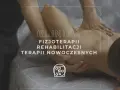 Fizjoterapeuta wykonuje masaż pleców pacjenta. Klinika oferuje nowoczesną rehabilitację, np. po złamaniu trójkostkowym.