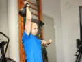 Ćwiczenia z kettlebell nad głową, kluczowe dla rehabilitacji barku.