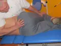 Fizjoterapeuta wykonuje terapię manualną, pomagając pacjentowi odzyskać sprawność.