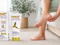Balsam Krok Med Foot Balsam to pomoc w leczeniu ostrogi piętowej. Kobieta masuje bolącą piętę.