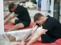 Mężczyzna wykonuje ćwiczenia na rozciąganie, które mogą pomóc w problemach z bocznym przyparciem rzepki.