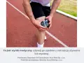 Sportowiec stosuje terapię zimnem na bolące kolano po treningu na bieżni. Zimny okład przynosi ulgę.