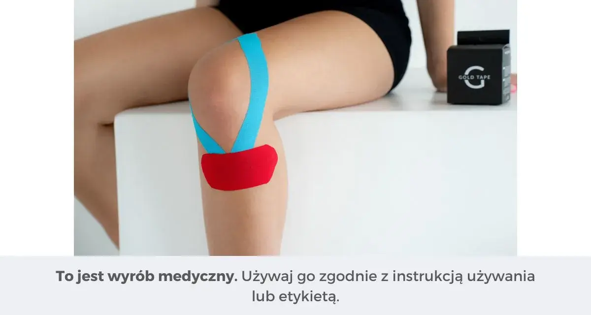 Kolano z plastrami kinesiotapingowymi, wsparcie przy chondropatii 3 stopnia. Obok pudełko z taśmą.