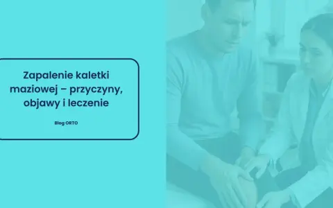 Lekarz bada kolano pacjenta. Na ekranie tekst: "Zapalenie kaletki maziowej – przyczyny, objawy i leczenie".