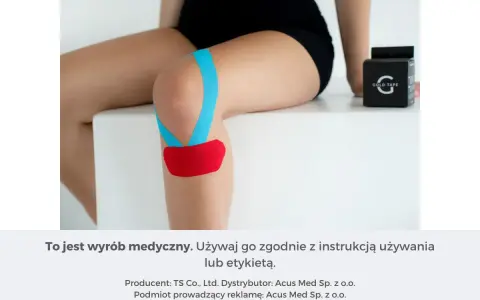 Kolano z plastrami kinesiotapingowymi, wsparcie przy chondropatii 3 stopnia. Obok pudełko z taśmą.