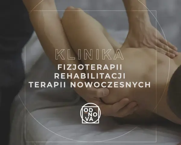Fizjoterapeuta wykonuje masaż pleców pacjenta. Klinika oferuje nowoczesną rehabilitację, np. po złamaniu trójkostkowym.