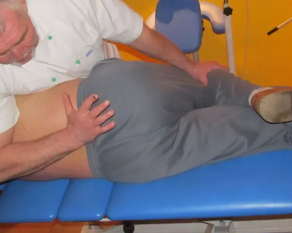 Fizjoterapeuta wykonuje terapię manualną, pomagając pacjentowi odzyskać sprawność.