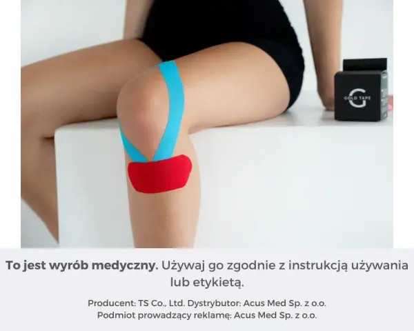 Kolano z plastrami kinesiotapingowymi, wsparcie przy chondropatii 3 stopnia. Obok pudełko z taśmą.