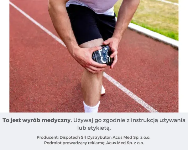 Sportowiec stosuje terapię zimnem na bolące kolano po treningu na bieżni. Zimny okład przynosi ulgę.