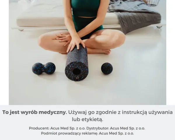 Kobieta siedzi na podłodze z wałkiem i piłkami do masażu. Różne masaż rodzaje dla relaksu.
