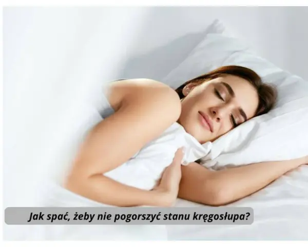 Kobieta śpi na boku, przytulając poduszkę. Dowiedz się, jak spać, by nie pogorszyć stanu kręgosłupa.
