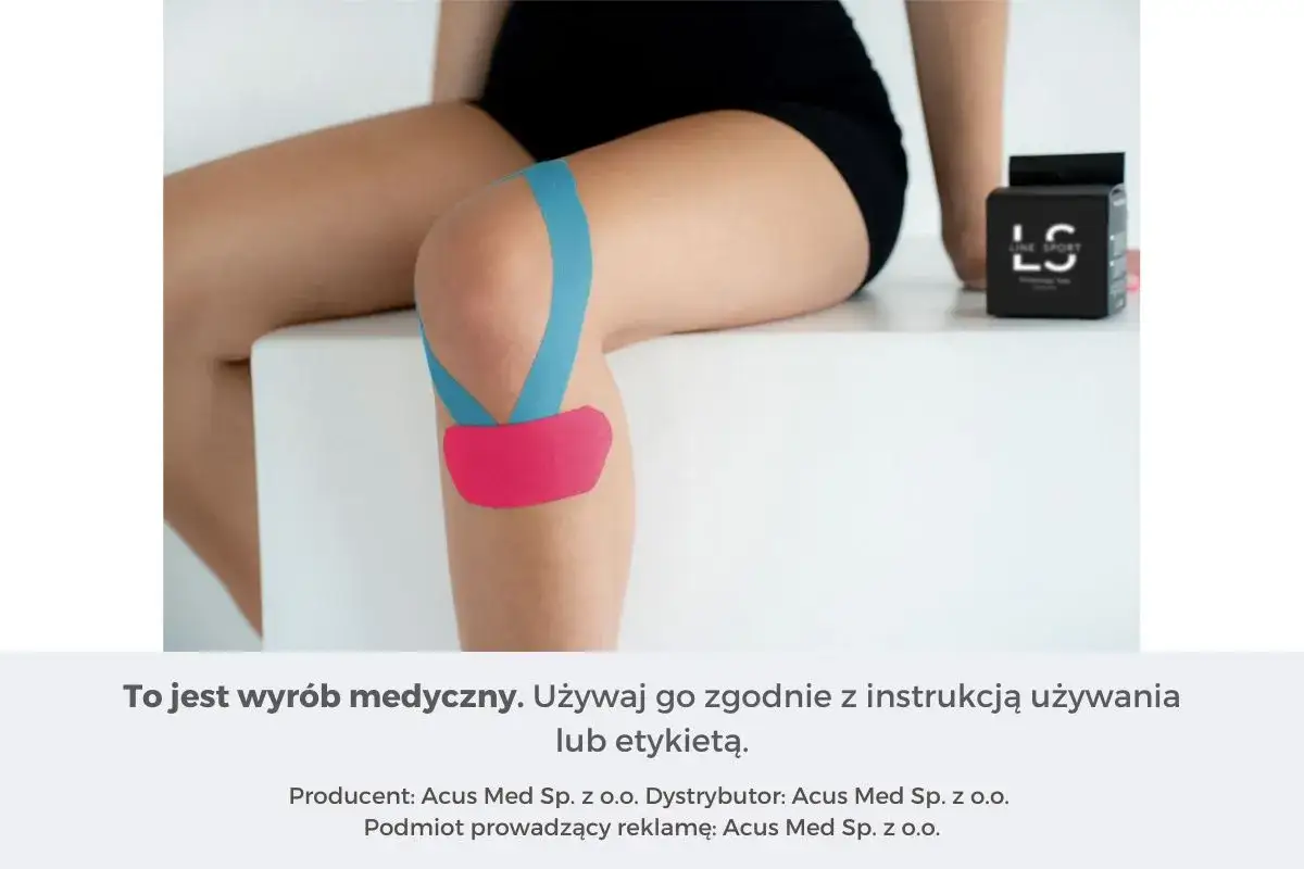 Tejpy na kolano w kolorze niebieskim i różowym, wspierające staw. Obok pudełko z produktem.
